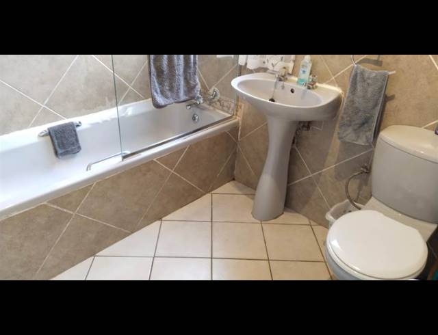 2 BEDROOM TOWNHOUSE FOR SALE IN VERWOERDPARK